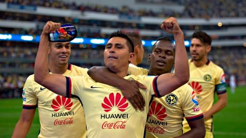 El festejo de Osvaldo Martínez con sus compañeros en el estadio Azteca.