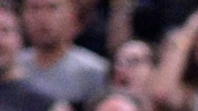 Con la playera de LaMarcus Aldridge en su mano, Serge Ibaka evita en los instantes finales que los Spurs anoten la canasta de la voltereta, para que Oklahoma City sobreviviera en el juego 2 de la serie de playoffs.