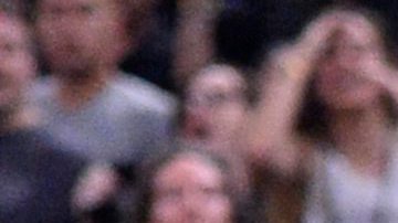 Con la playera de LaMarcus Aldridge en su mano, Serge Ibaka evita en los instantes finales que los Spurs anoten la canasta de la voltereta, para que Oklahoma City sobreviviera en el juego 2 de la serie de playoffs.