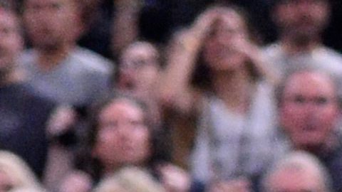 Con la playera de LaMarcus Aldridge en su mano, Serge Ibaka evita en los instantes finales que los Spurs anoten la canasta de la voltereta, para que Oklahoma City sobreviviera en el juego 2 de la serie de playoffs.