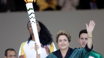 Dilma Rousseff y la antorcha olimpica