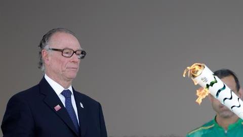 La presidente Dilma Rousseff,  la jugadora de voleibol Fabiana Claudino y el jefe del comité organizador de Río 2016 Carlos Nuzman durante la ceremonia por la llegada de la llama olímpica a Brasilia.