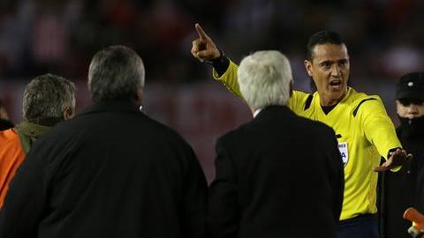 Jugadores River Plate reclaman al arbitro
