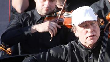 El chelista ruso Sergei Roldugin (i) participa en un concierto de la Orquesta del Teatro Mariinsky de Rusia dirigida por Valery Gergiev hoy, jueves 5 de mayo de 2016, en el anfiteatro de Palmira (Siria). La antigua ciudad siria de Palmira fue recientemente recuperada por las fuerzas del gobierno sirio de militantes ISIS.