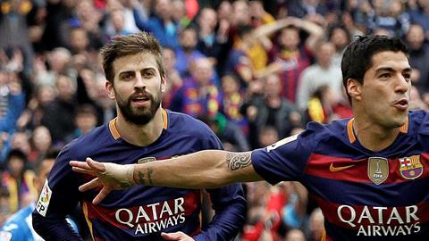 Luis Suárez festeja uno de sus dos goles que marcó al Espanyol.