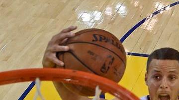 Curry jugó un partidazo en Oklahoma y le dio el empate a los Warriors en la serie.