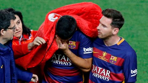 Luis Suárez rompió en llanto al abandonar la cancha.