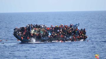 Embarcación se voltea con cientos de migrantes en el Mediterráneo.