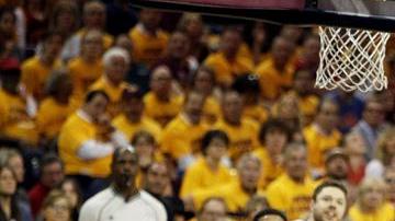 LeBron James aportó 23 puntos en el triunfo de los Cavs en el quinto juego de la serie.