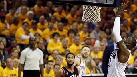 LeBron James aportó 23 puntos en el triunfo de los Cavs en el quinto juego de la serie.