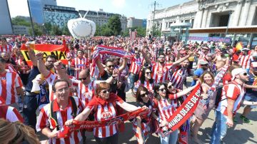 Miles de aficionados del Atlético de Madrid abarrotan las calles de Milán.
