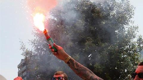 Miles de aficionados del Atlético de Madrid abarrotan las calles de Milán.