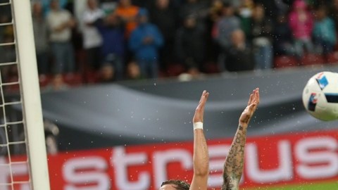 Un diluvio en Augsburgo para la selección alemana, de lluvia y de goles.