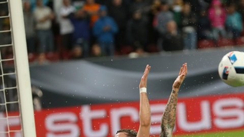 Un diluvio en Augsburgo para la selección alemana, de lluvia y de goles.