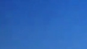 Momentos en que la mujer es captada robando paquetes de una casa en Alhambra. /SUministrada por Policia de Alhambra