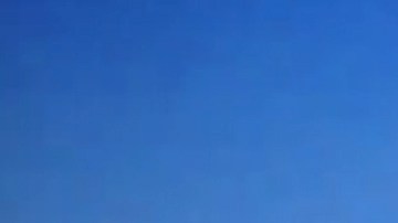 Momentos en que la mujer es captada robando paquetes de una casa en Alhambra. /SUministrada por Policia de Alhambra