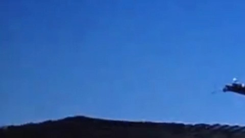 Momentos en que la mujer es captada robando paquetes de una casa en Alhambra. /SUministrada por Policia de Alhambra