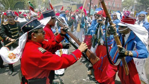 Actores representan la Batallla de Puebla en el estado mexicano. /GETTY IMAGES