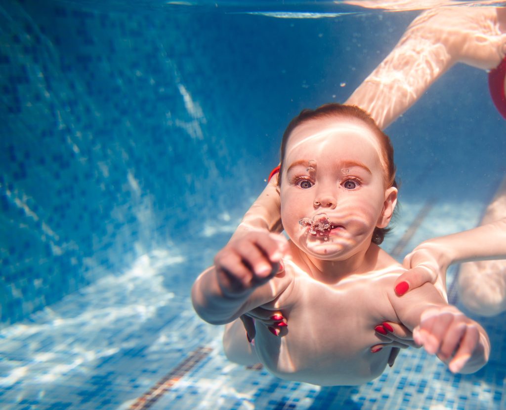 A los bebés hay que enseñarles a retener la respiración y sentirse cómodos cuando están sumergidos en el agua.