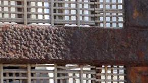 El precandidato presidencial Bernie Sanders hablando con veteranos y madres deportadas a través de la malla fronteriza en Friendship Park, en la frontera con Tijuana, este sábado.