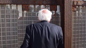 El precandidato presidencial Bernie Sanders hablando con veteranos y madres deportadas a través de la malla fronteriza en Friendship Park, en la frontera con Tijuana, este sábado.