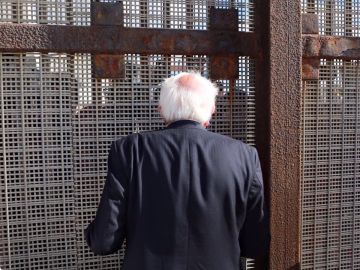 El precandidato presidencial Bernie Sanders hablando con veteranos y madres deportadas a través de la malla fronteriza en Friendship Park, en la frontera con Tijuana, este sábado.