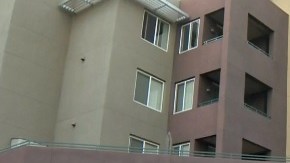 El menor cayó desde la ventana de un apartamento del tercer piso, pero el estacionamiento es de dos pisos.