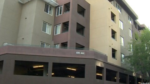 El menor cayó desde la ventana de un apartamento del tercer piso, pero el estacionamiento es de dos pisos.