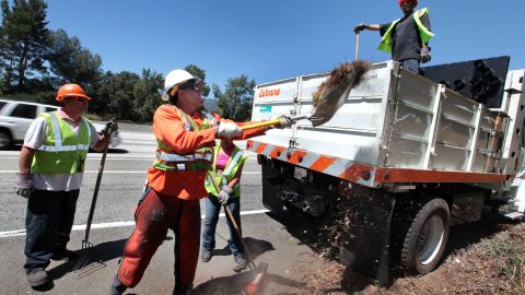 Empleados de Caltrans realizan limpieza de carreteras.