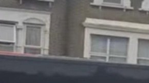 La agresión al bus de los 'red devils' fue constante.