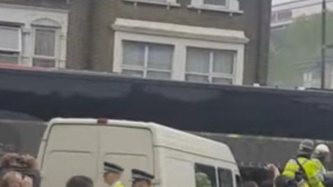 La agresión al bus de los 'red devils' fue constante.