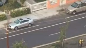 El coche chocó contra la cerca que protege los rieles, y quedó atascado en la zona de sur Los Ángeles.
