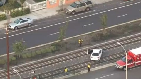 El coche chocó contra la cerca que protege los rieles, y quedó atascado en la zona de sur Los Ángeles.