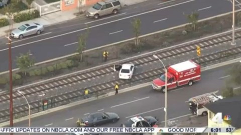 El coche chocó contra la cerca que protege los rieles, y quedó atascado en la zona de sur Los Ángeles.