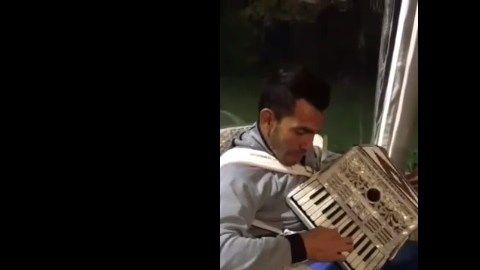 Carlos Tevez toca el acordeon