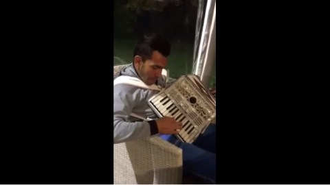 Carlos Tevez toca el acordeon