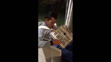 Carlos Tevez toca el acordeon