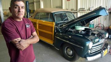 El restaurador de vehículos clásicos, Jaime Torres, posa frente a un Ford Sportsman Woody de 1947 en el taller de restauración de automóviles clásicos en Huntington Park, California. / EFE