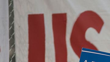 Bernie Sanders hizo campaña esta semana en el Este de Los Angeles, donde lo recibieron seguidores latinos. Pero Sanders no logró que Clinton aceptara un debate en California.