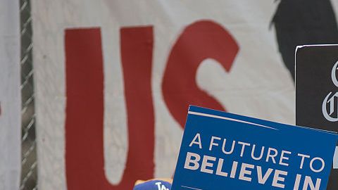 Bernie Sanders hizo campaña esta semana en el Este de Los Angeles, donde lo recibieron seguidores latinos. Pero Sanders no logró que Clinton aceptara un debate en California.