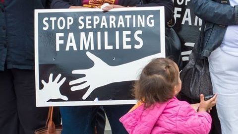 Numeroros activistas se unieron a familias centroamericanas precoupadas por las redadas. /SUMINISTRADAS POR CHIRLA