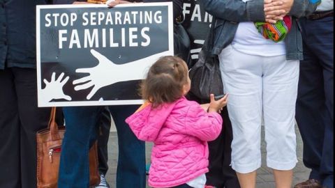 Numeroros activistas se unieron a familias centroamericanas precoupadas por las redadas. /SUMINISTRADAS POR CHIRLA