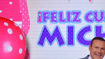 Michelle posa junto a sus papis.