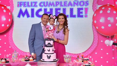 Michelle posa junto a sus papis.