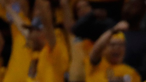 Stephan Curry celebra en la arena de su equipo, los Warriors de Golden State, durante el segundo juego de la Final del Oeste que le ganaron al Thunder de Oklahoma City.