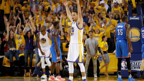 Stephan Curry celebra en la arena de su equipo, los Warriors de Golden State, durante el segundo juego de la Final del Oeste que le ganaron al Thunder de Oklahoma City.