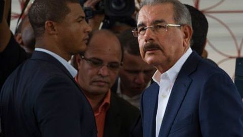 Danilo Medina, el actual presidente, encabeza el conteo.