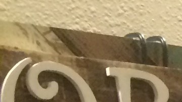 Denisse Montalván muestra las joyas que hace con pendientes, aretes y otras gemas usadas. /FRANCISCO CASTRO