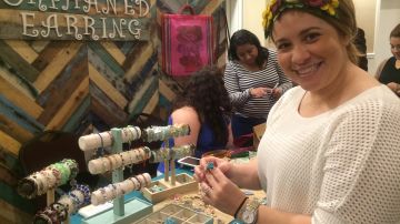 Denisse Montalván muestra las joyas que hace con pendientes, aretes y otras gemas usadas. /FRANCISCO CASTRO