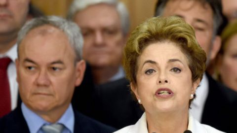 Dilma Rousseff, flanqueada por sus simpatizantes, se dirige a la nación desde el Palacio de Planalto.